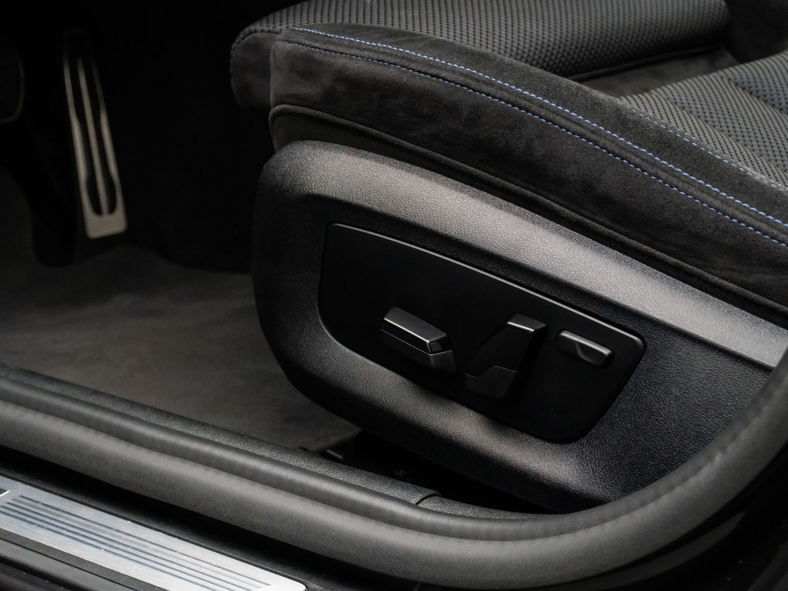 Fahrzeugabbildung BMW 530e M Sport Laser DAB HiFi HUD DispKey Panorama