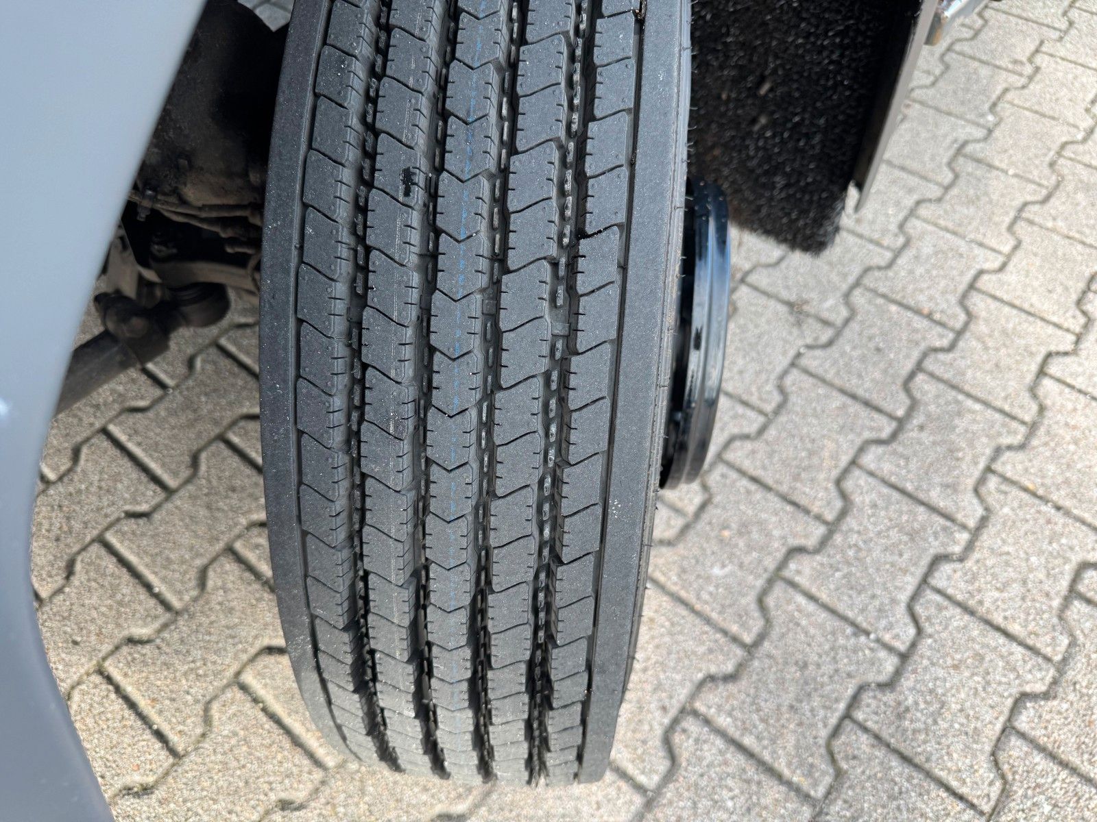 Fahrzeugabbildung DAF FA LF 180 8t Abrollkipper mit Ladekran