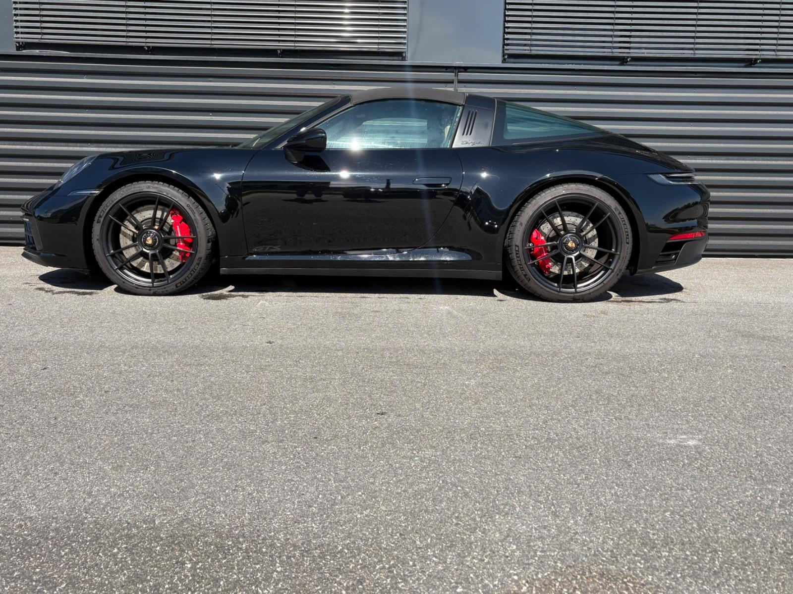 Porsche 911-992  Targa 4 GTS-LEDER SCHWARZ MOJAVEBEIGE!!