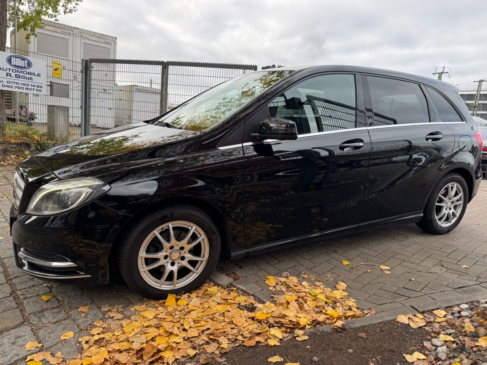 Fahrzeugabbildung Mercedes-Benz B 180 NAVI*BI-XENON*BLUETOOTH*PDC*SHZ