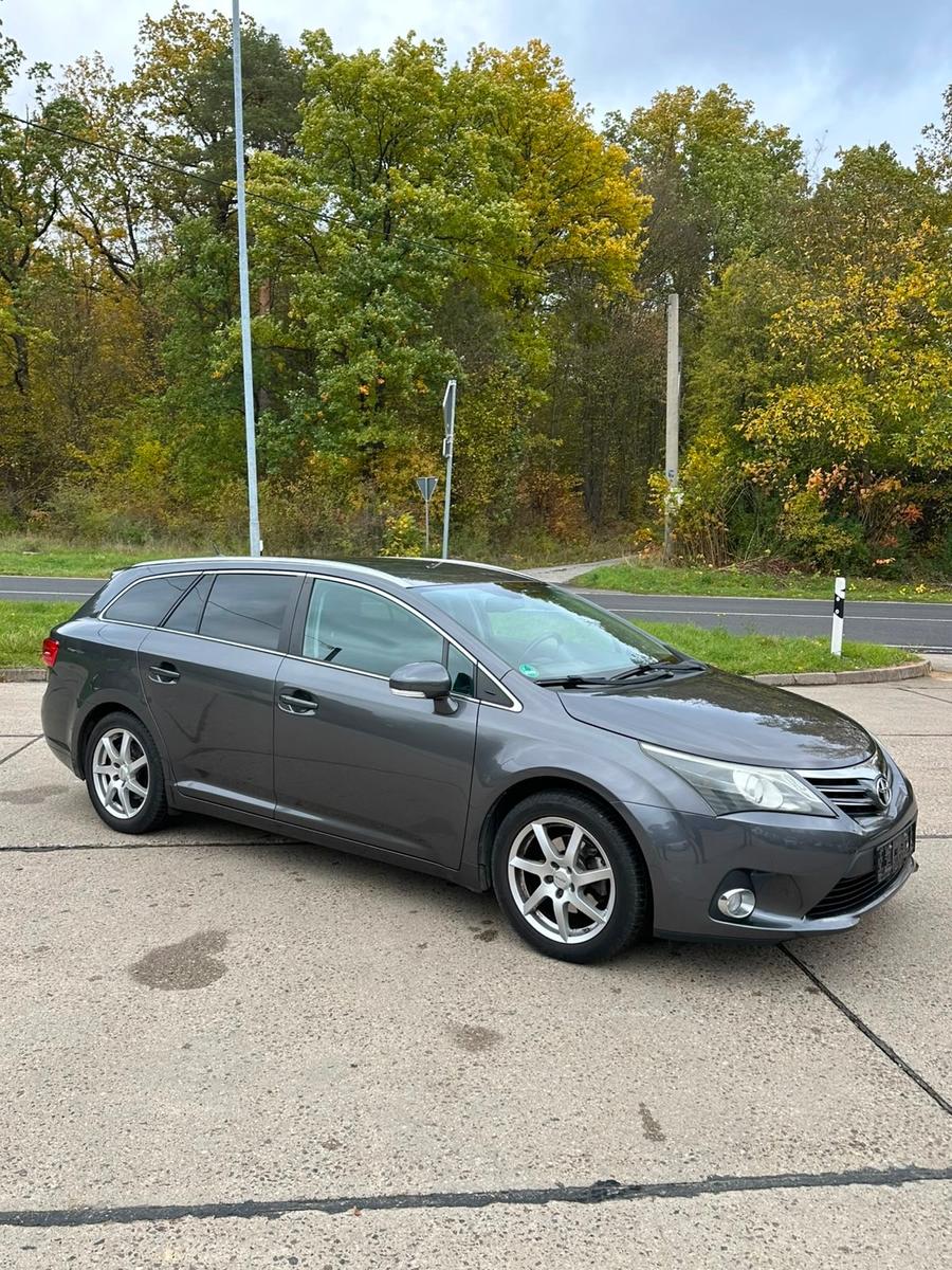 Toyota Avensis 2013 — rear view