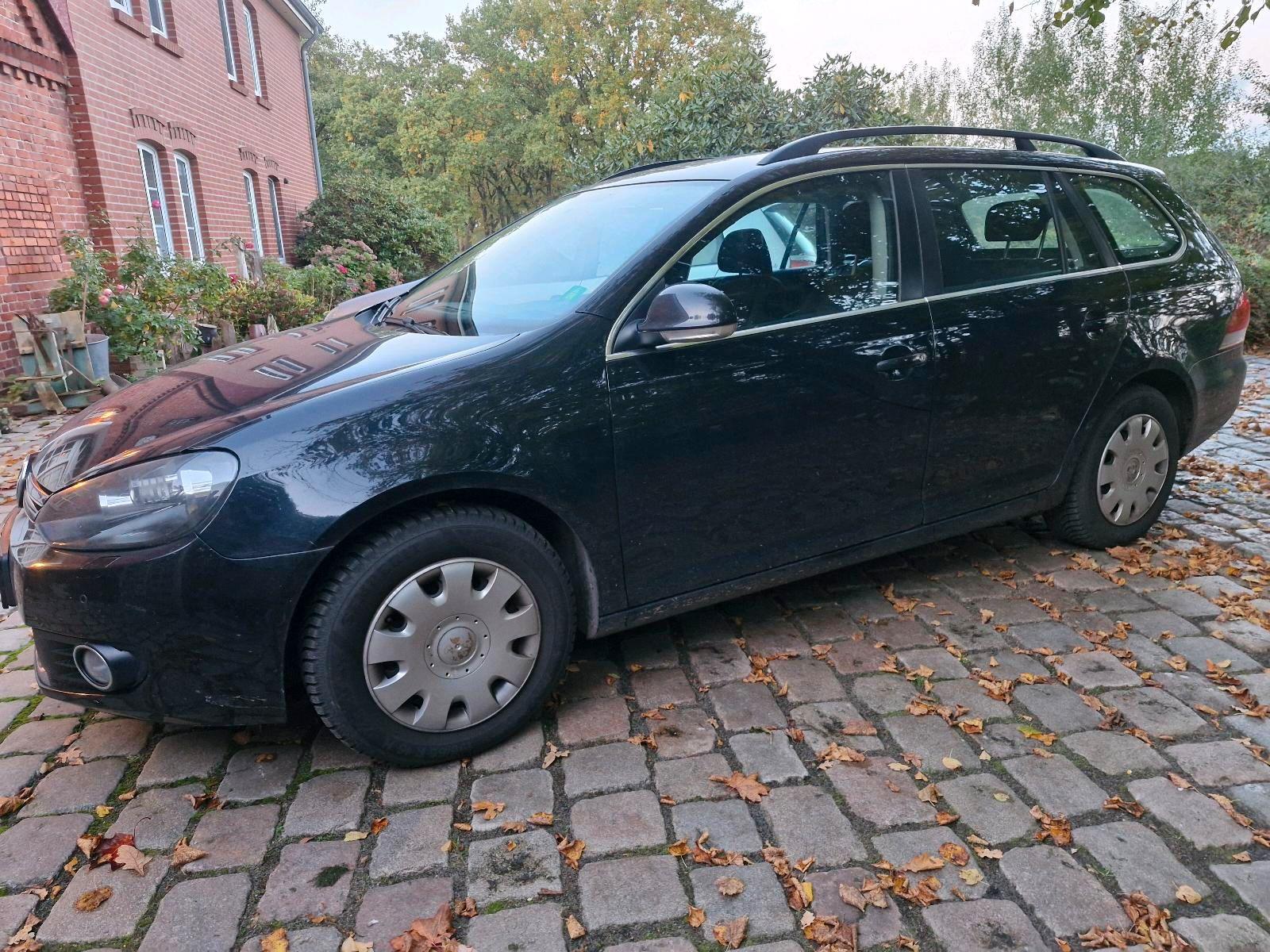 Volkswagen Golf 2011 — салон