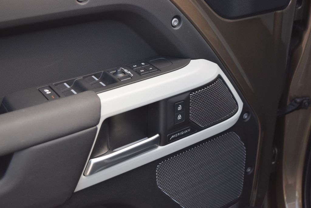 LAND-ROVER Defender 2024