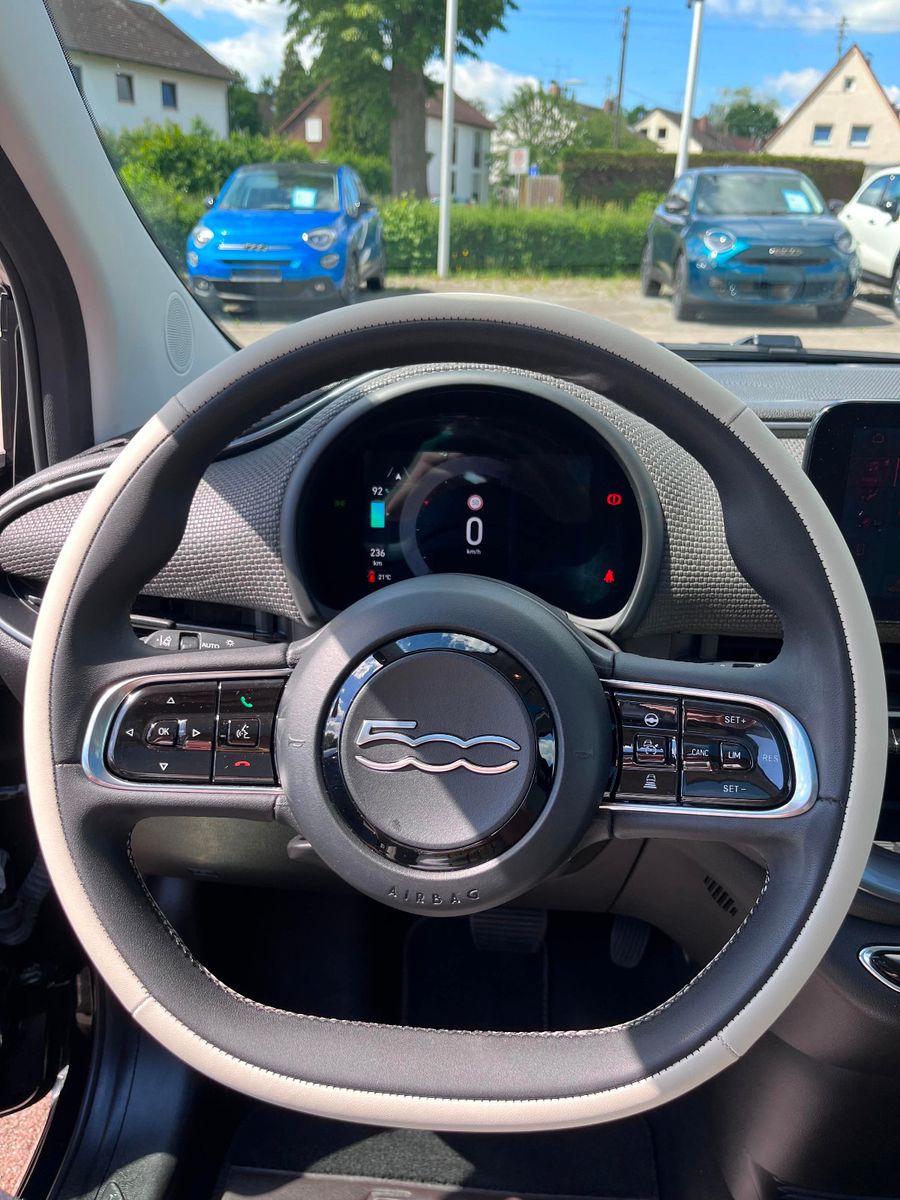 Fahrzeugabbildung Fiat 500E La Prima