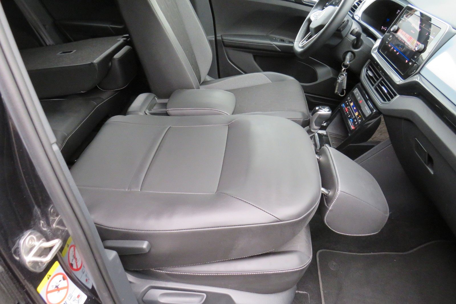 Fahrzeugabbildung Volkswagen T-CROSS DSG GOAL AHK PDC NAVI ASSISTENT-PA. 1.HD