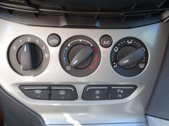 Fahrzeugabbildung Ford Focus **TÜV-NEU / SERVICE-NEU / ALLWETTERREIFEN*