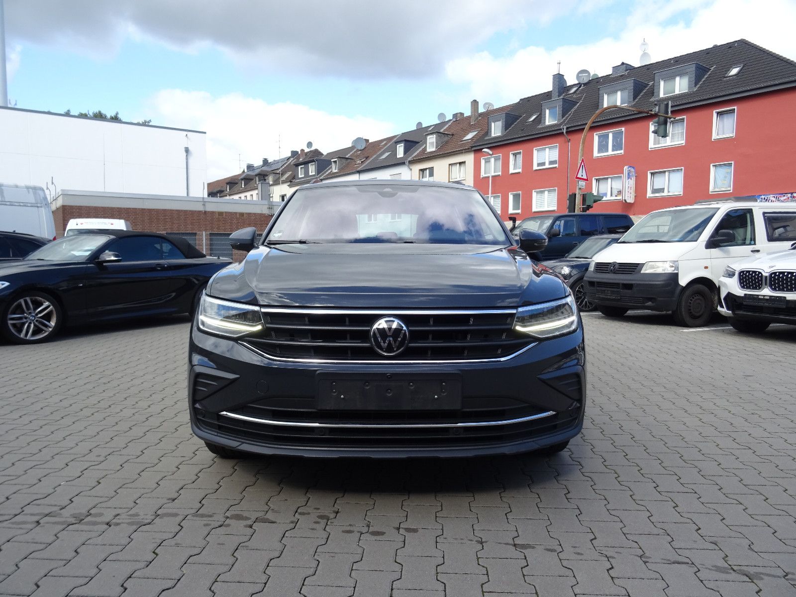 Volkswagen Tiguan - 1