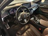 BMW M550I A X DRIVE*LEDER*NAVI*GSD*HEAD UP*STDHZ*LED - gebrauchte BMW M550 aus dem Jahr 2022