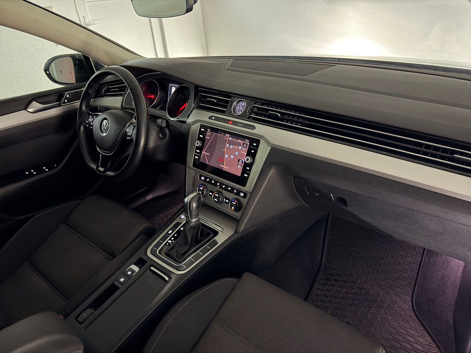 Fahrzeugabbildung Volkswagen Passat Variant Comfortline/ACC/HuD/LED/MASSAGE