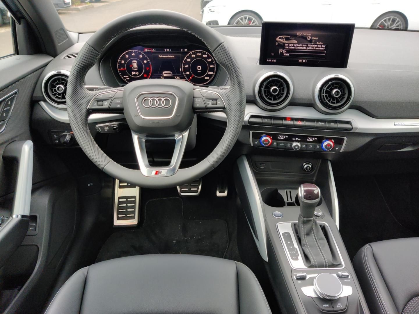 Fahrzeugabbildung Audi Q2 S line 35 TFSI, Matrix, Fahren + Parken, Komf