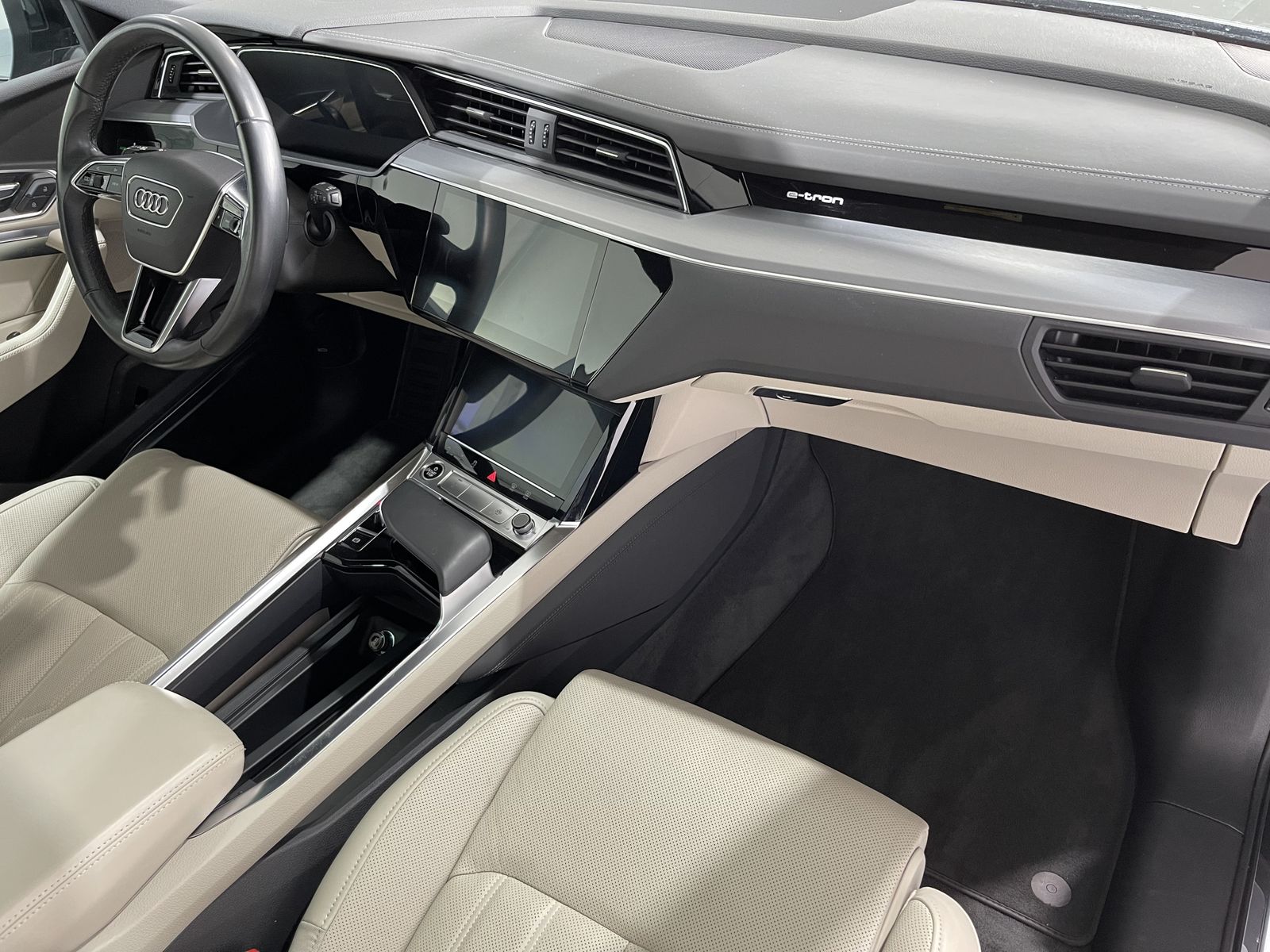 Fahrzeugabbildung Audi e-tron 55 Quattro*Pano*Cam*Leder*Optik*LED*B&O*
