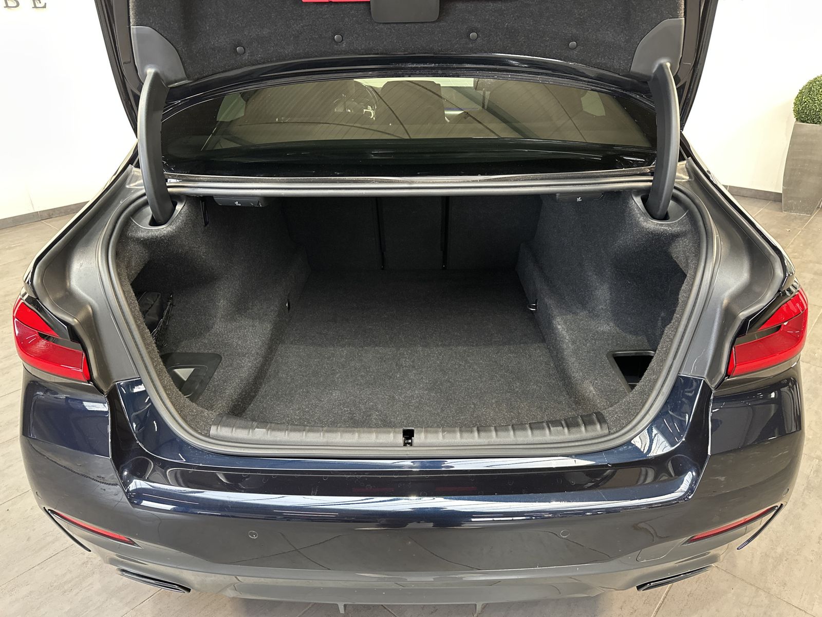 Fahrzeugabbildung BMW 520d xDrive M Sport NAV+LASER+HEADUP+KAM+19ZO+PP