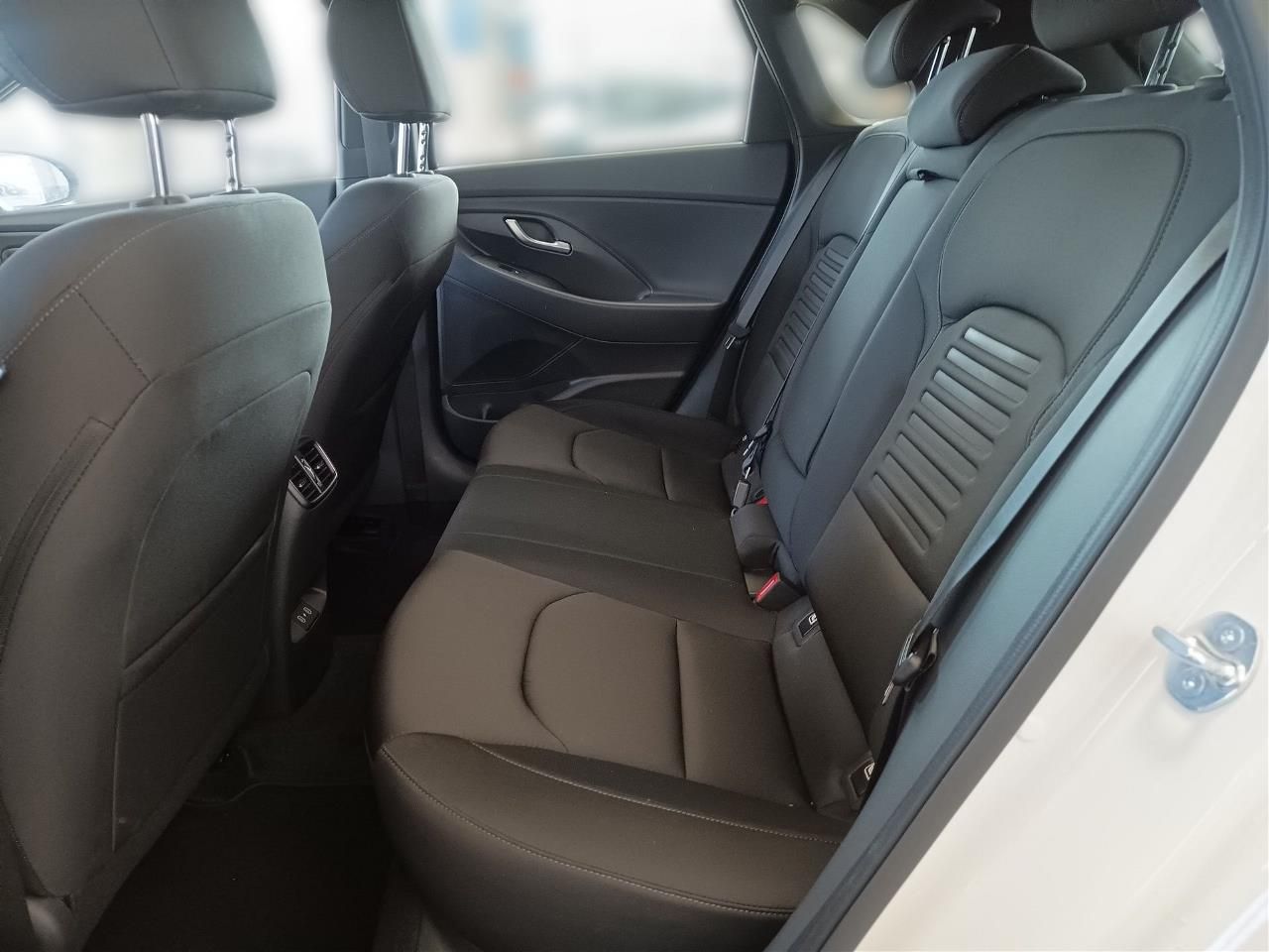 Fahrzeugabbildung Hyundai i30 1.5T DCT ADVANTAGE LED*SHZ*LHZ*NAV*USB*CARPL