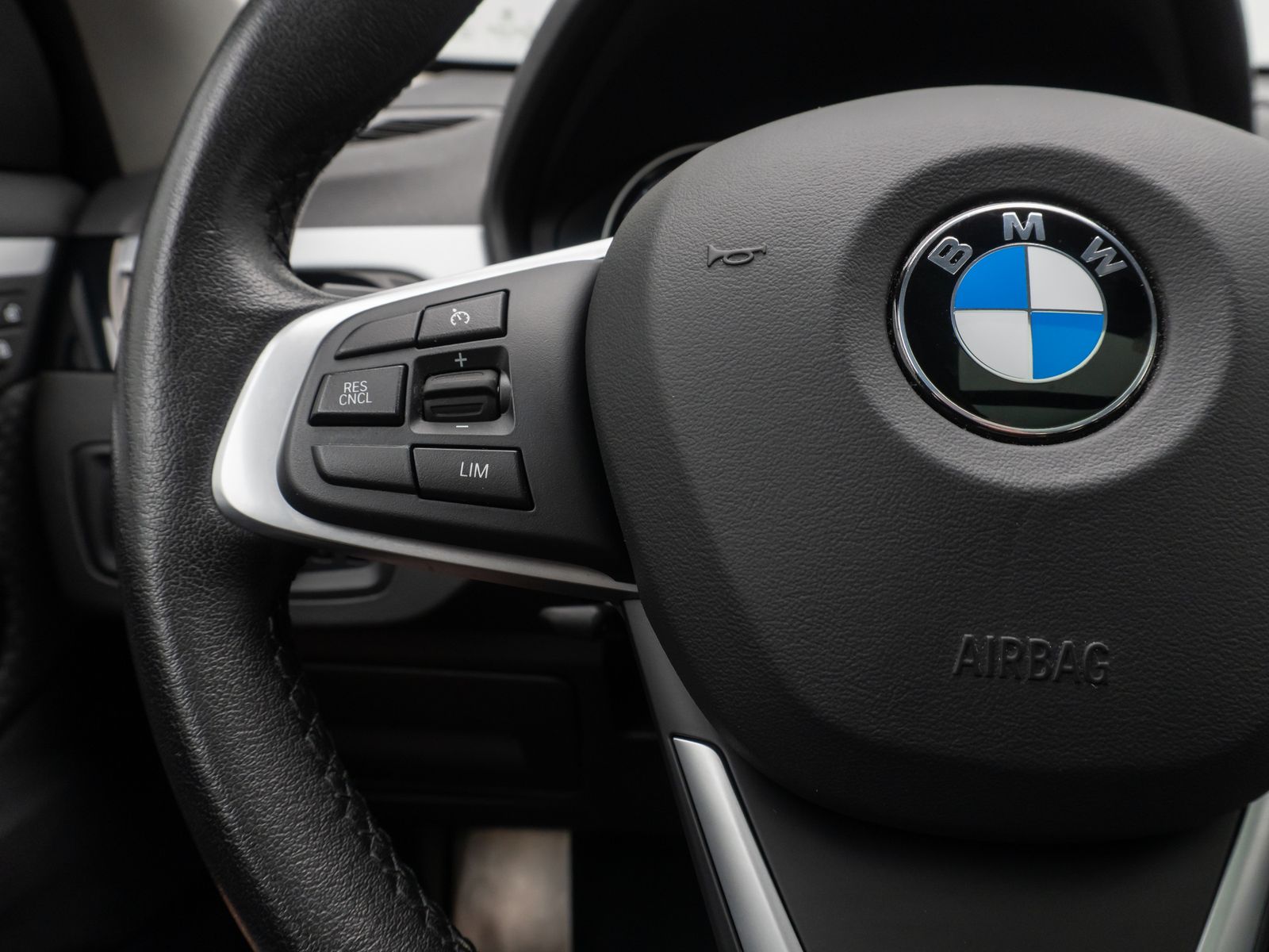 Fahrzeugabbildung BMW X1 sD20i ParkAs LED Navi GeschwReg Panorama DAB