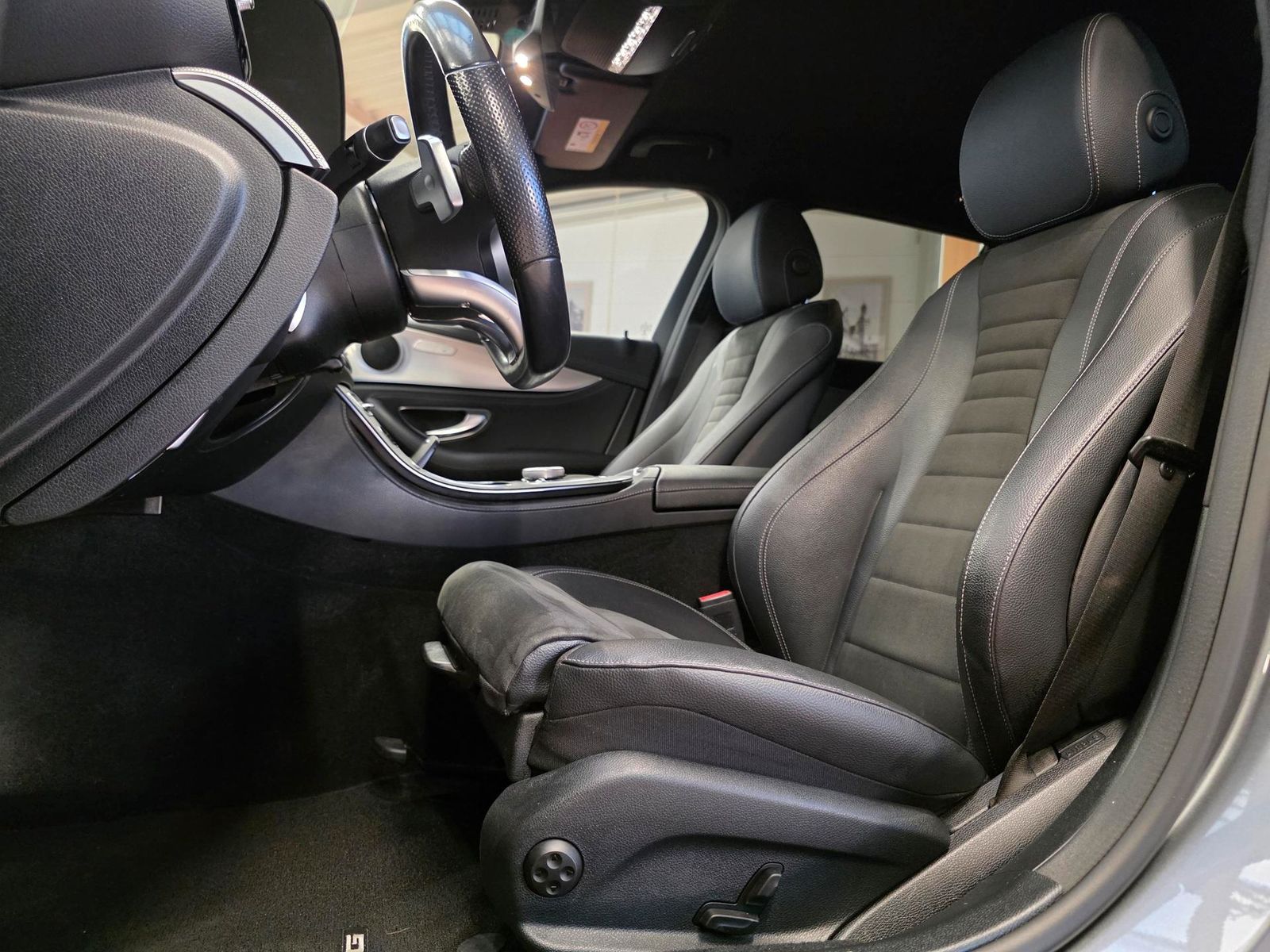 Fahrzeugabbildung Mercedes-Benz E 300 T Automatik AMG Line/20"Alu/Ahk