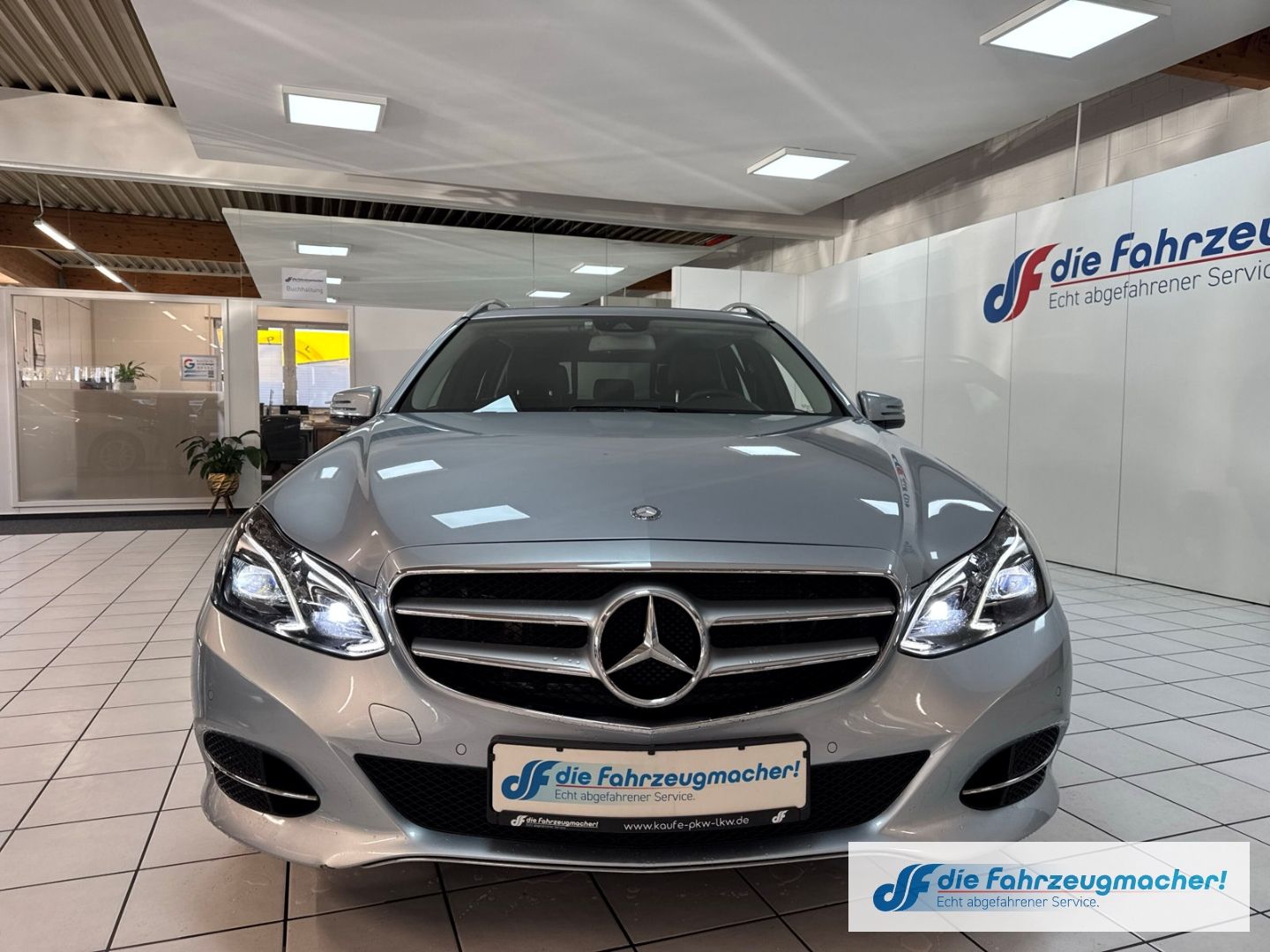 Fahrzeugabbildung Mercedes-Benz E 200 BlueTec Niveau AHK-klappbar LED Blendfreie
