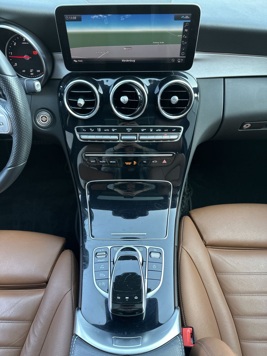 Fahrzeugabbildung Mercedes-Benz C 220d T 4M AMG-Line NAV+LED+PANO+DISTRONIC+1HD