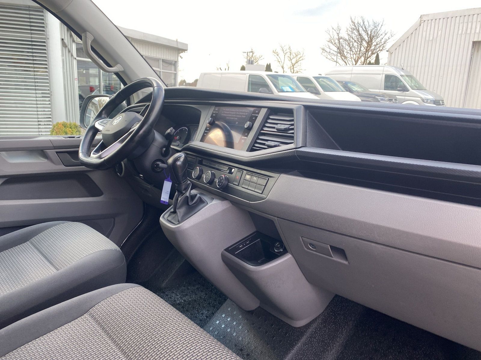 Fahrzeugabbildung Volkswagen T6 Transporter 2.0 TDI T6.1 lang Klima Navi ACC