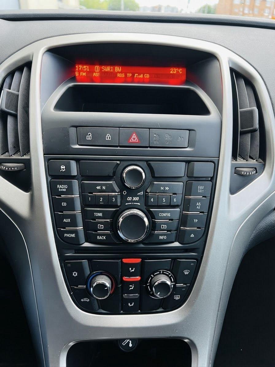 Opel Astra 2011 — photo 11