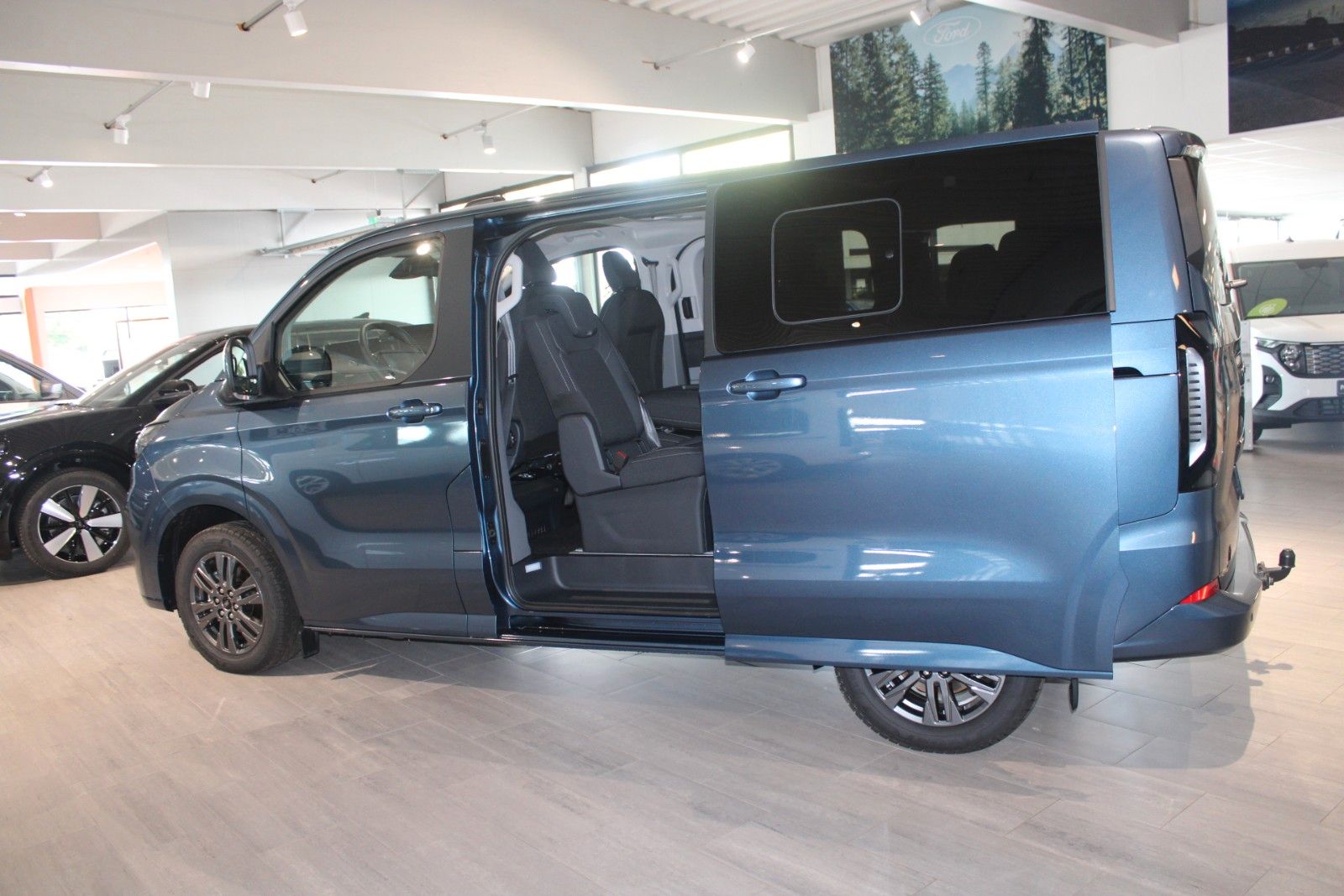 Fahrzeugabbildung Ford Tourneo Custom L1 Titanium 8-Sitze LED NAVI AHK