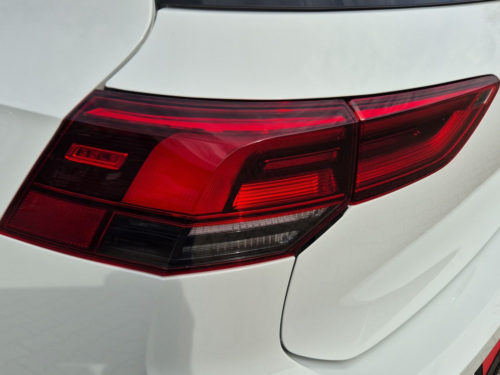 Fahrzeugabbildung Volkswagen Golf VIII R DSG 4M LEDplus Navi AID Pano Akra AC