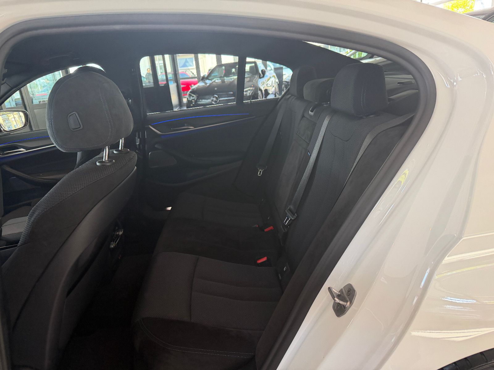 Fahrzeugabbildung BMW 530 d XDriveM Sport/M-PAKET/HARMAN-KARDON/AMBIE