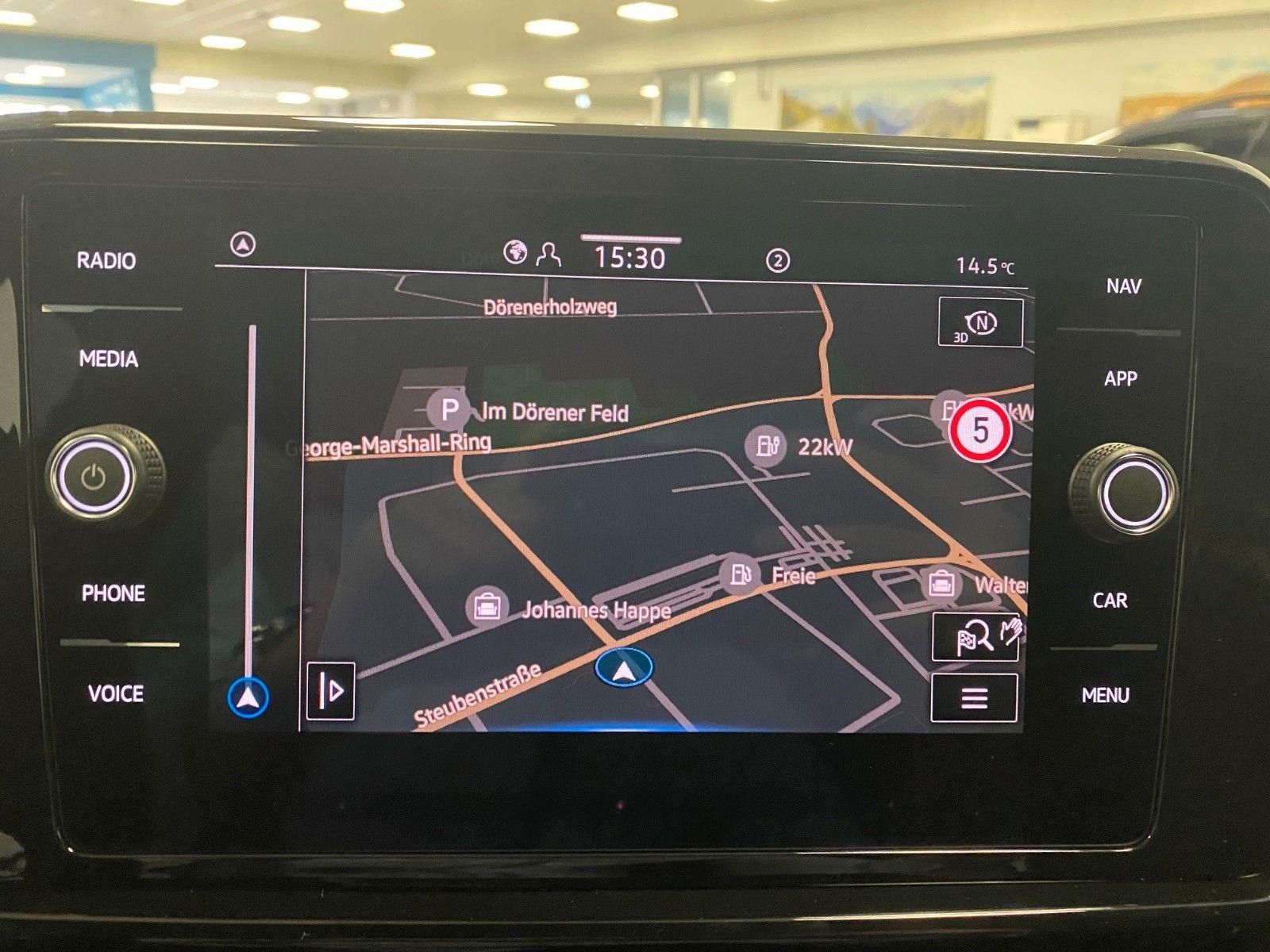 Fahrzeugabbildung Volkswagen T-Roc 1.5 TSI DSG Style+NAVI+IQ-MATRIX+Black Sty