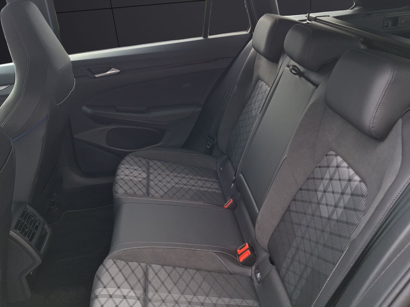 Fahrzeugabbildung Volkswagen Golf VIII Variant TSI R-Line Matrix AHK Navi AID
