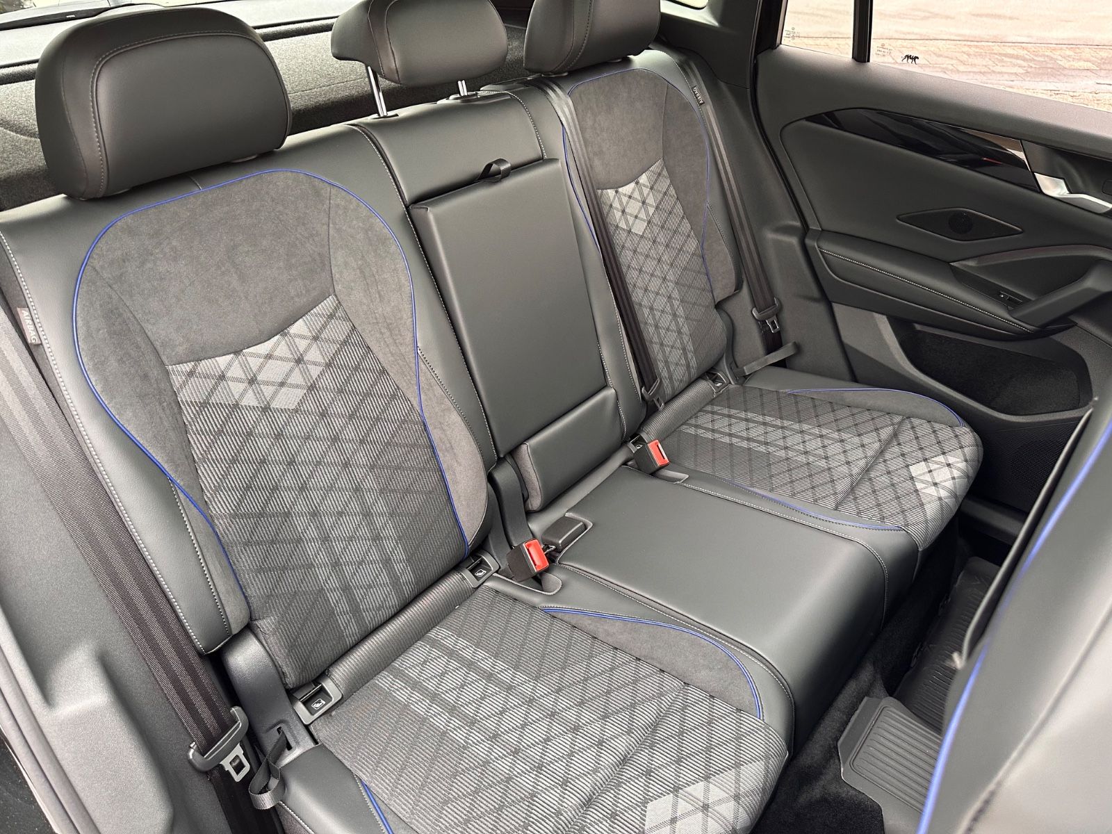 Fahrzeugabbildung Volkswagen Tiguan 2.0 TDI 4M R-Line AHK/Black/Pano/ACC/LED