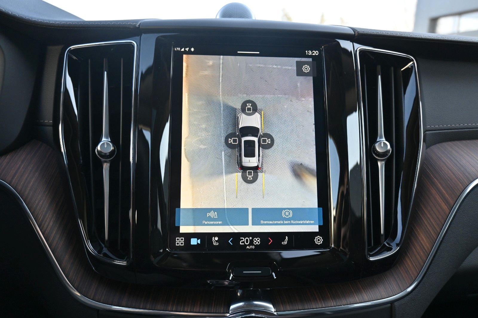 Fahrzeugabbildung Volvo XC60 Ultimate Dark AWD*MASS*LUFT*B&W*NAV*HUD*AHK