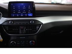 Fahrzeugabbildung Ford Focus Cool & Connect,8-Gang Automatic,Top