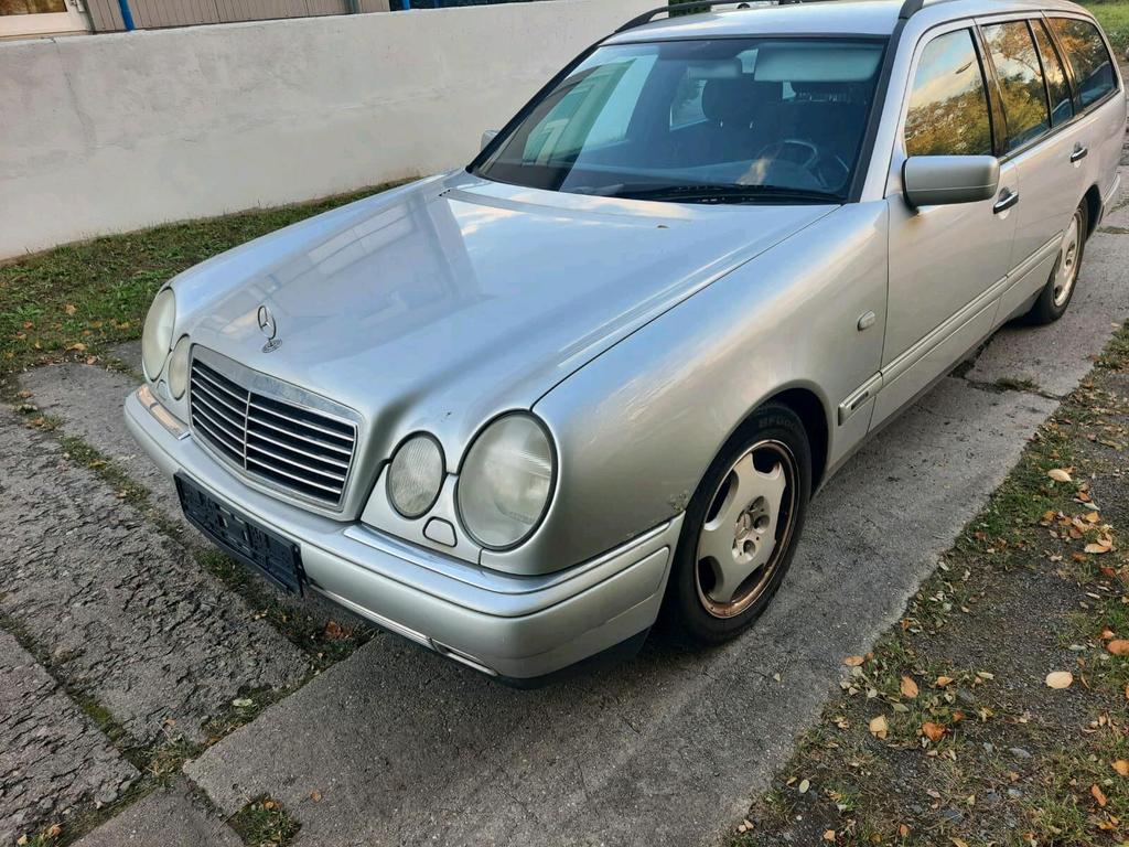 Mercedes-Benz E 240