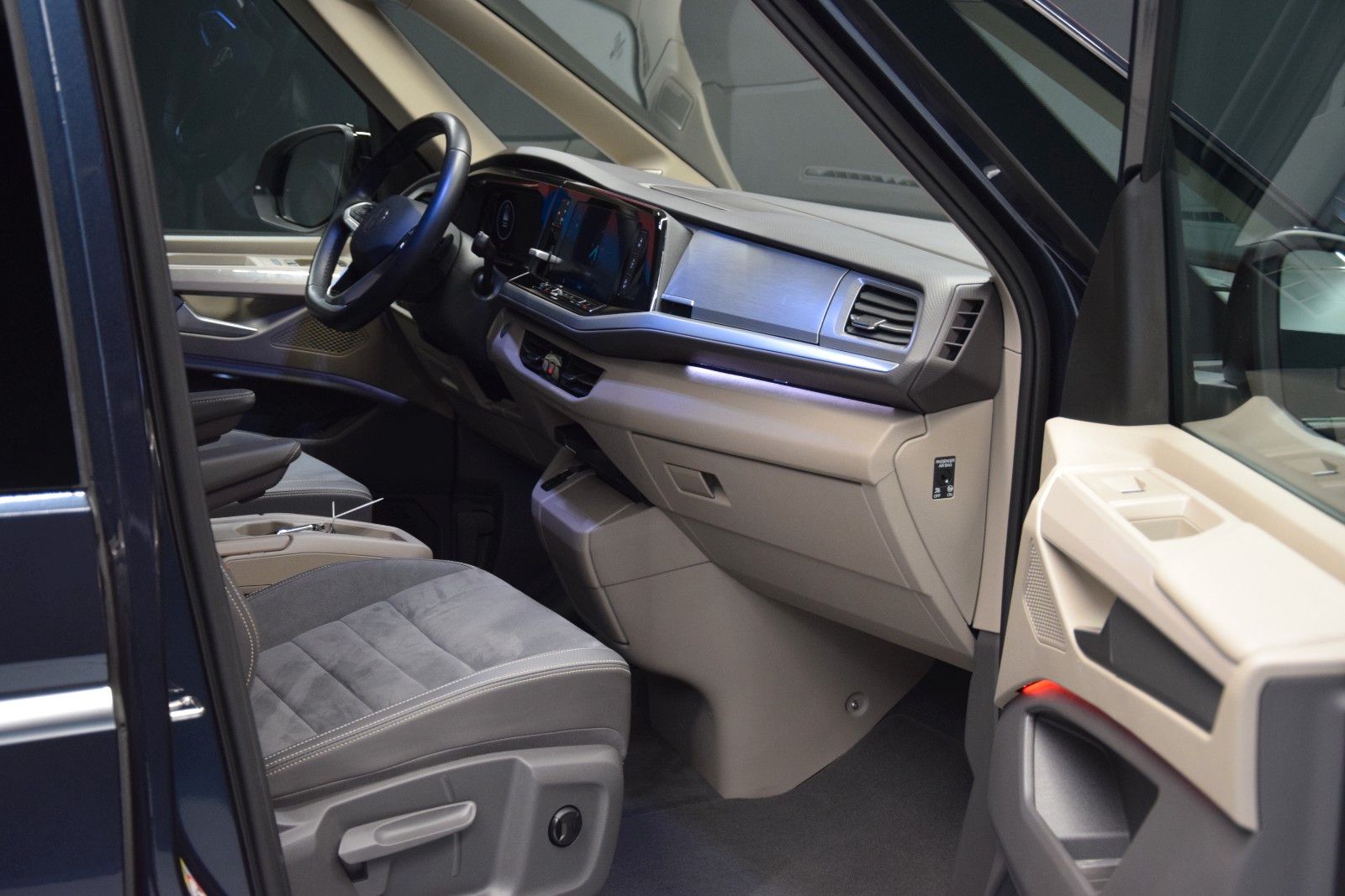 Fahrzeugabbildung Volkswagen T7 Multivan Style lang H&k vis-a-vis AHK ACC StH