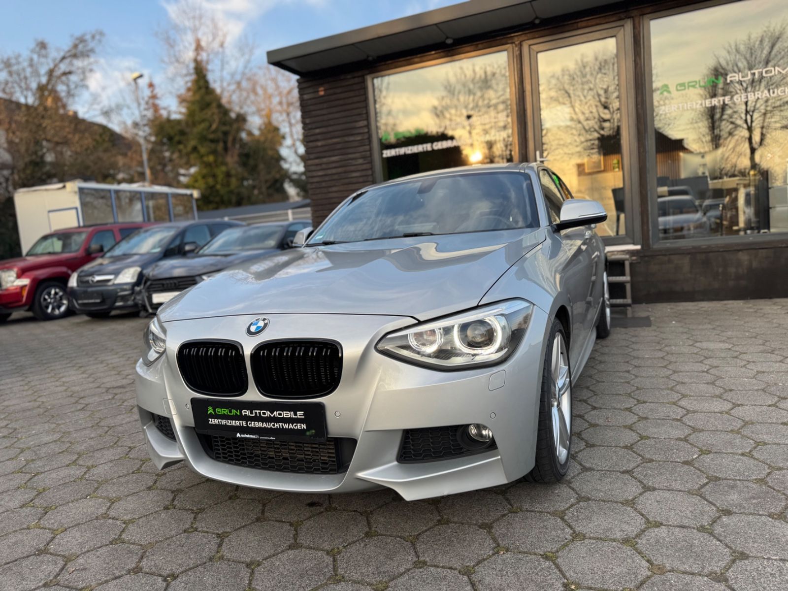 Fahrzeugabbildung BMW 118 i* M Paket*LED*Bi-xenon*Alcantara*8Fach