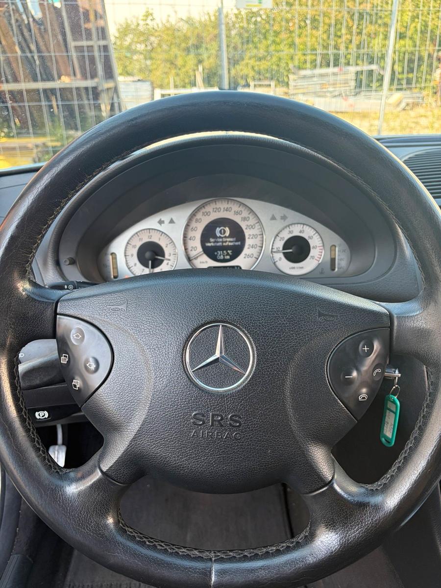 Mercedes-Benz E320 2004 — photo 11