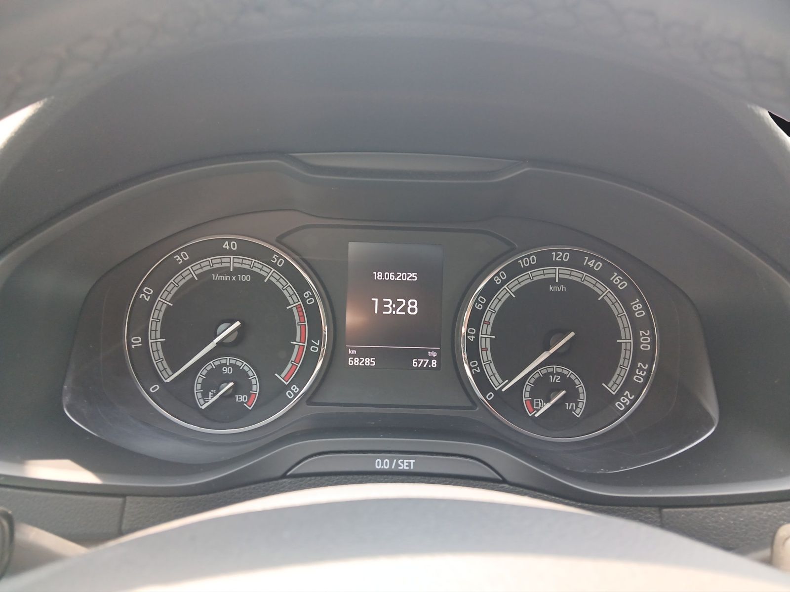 Fahrzeugabbildung SKODA Karoq TSI Ambition  DSG LED Navi GRA PDC SH LM