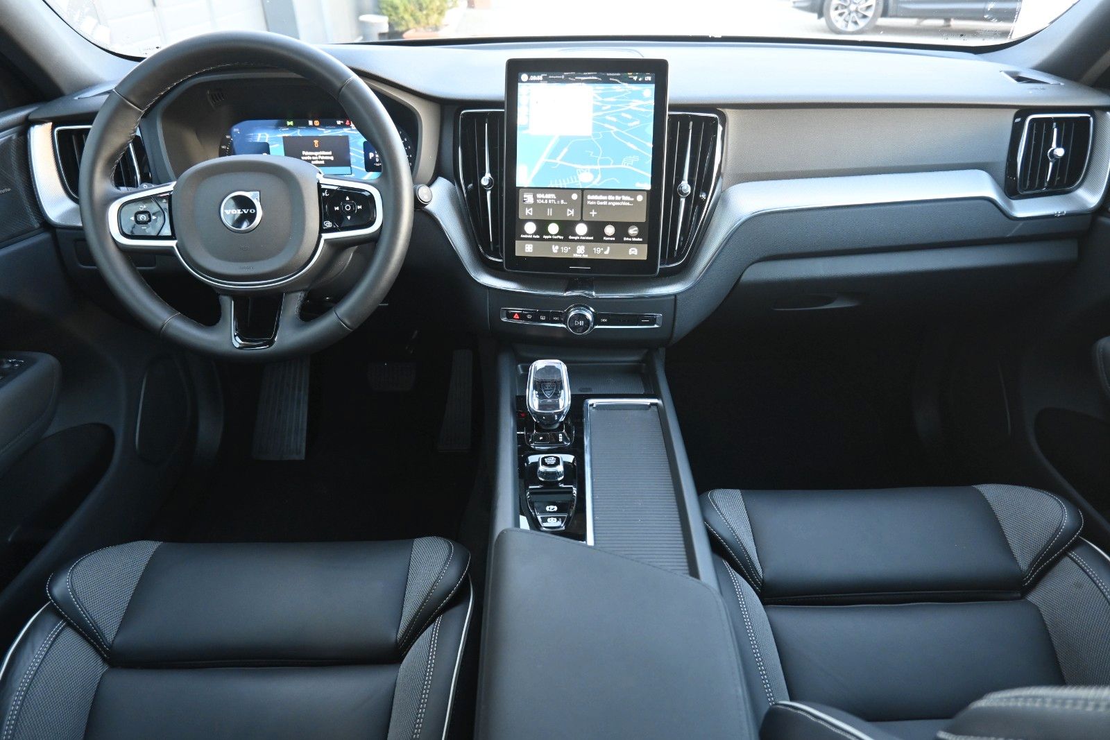 Fahrzeugabbildung Volvo XC60 B5 AWD Plus Black Edition*FSHZG*PANO*360°*
