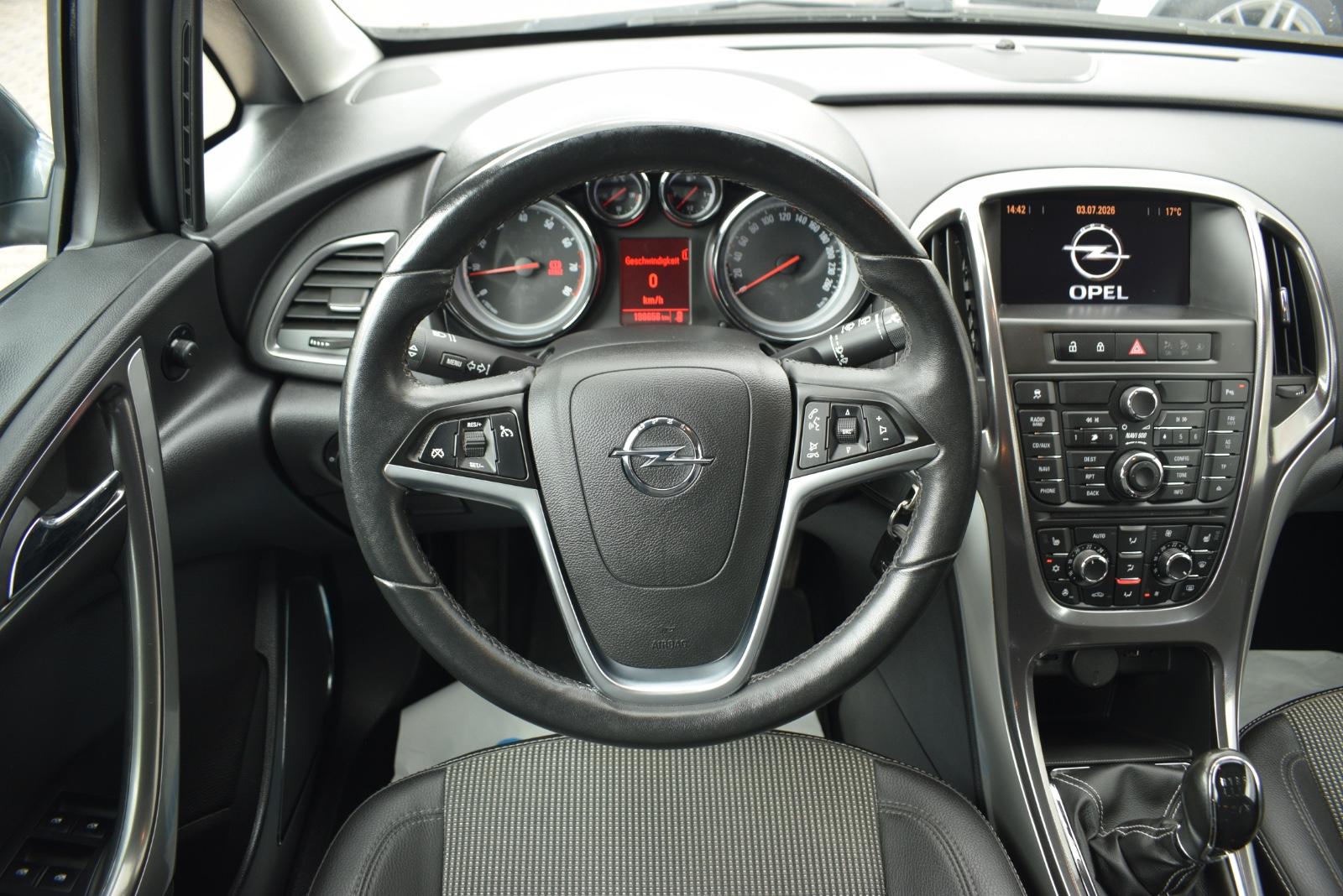 Opel Astra 2011 — photo 9