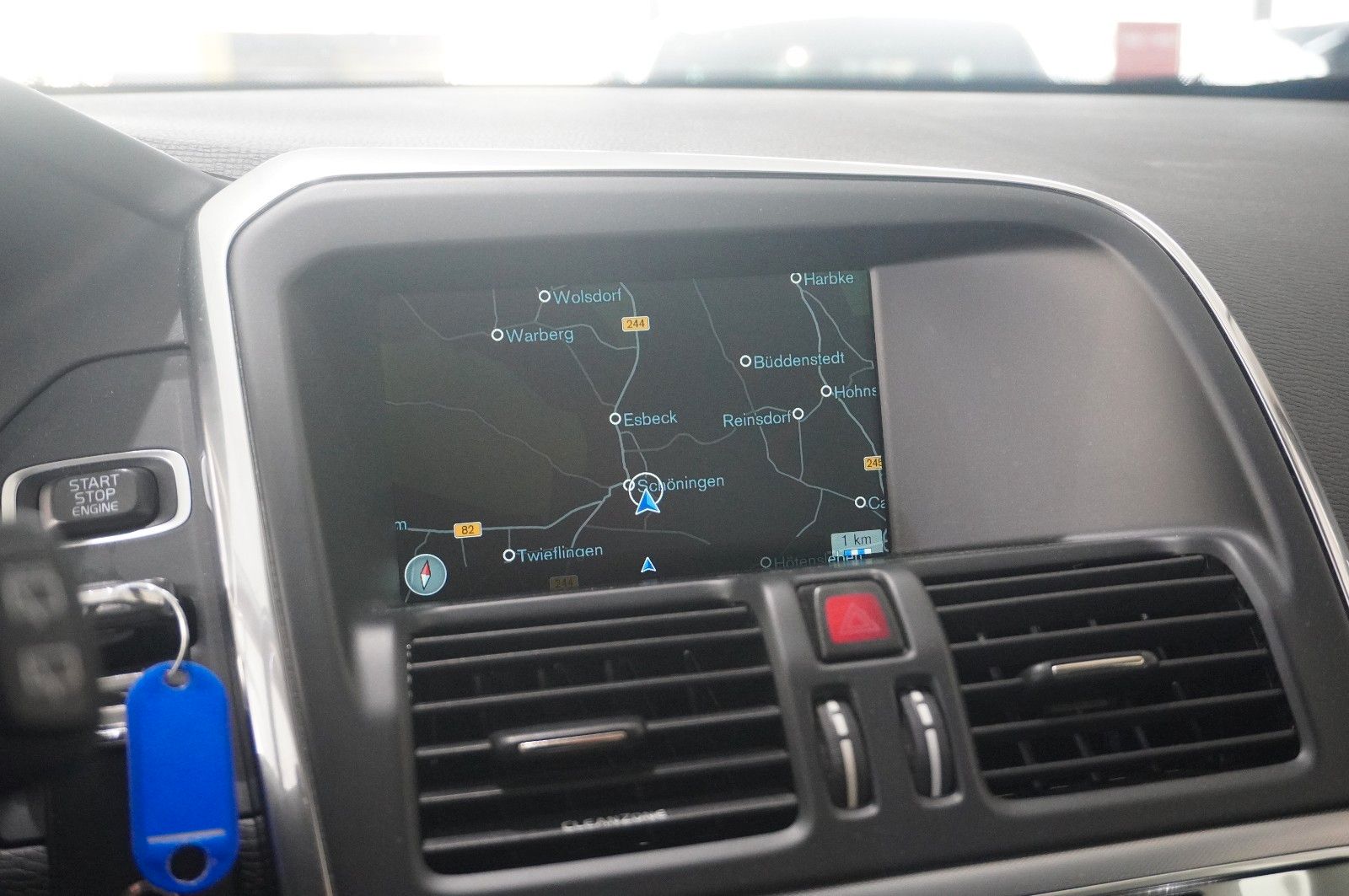 Fahrzeugabbildung Volvo XC 60 MOMENTUM 2WD NAVI/BI-XENON/SHZ/KAMERA/TEMP