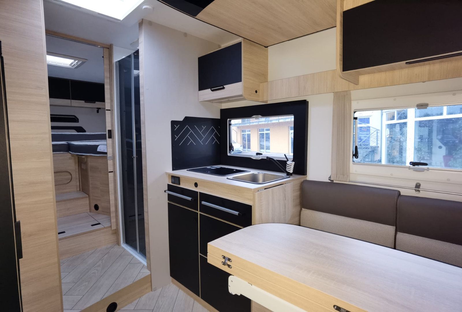 Fahrzeugabbildung Challenger 317 Graphite Edition m. Hubbett
