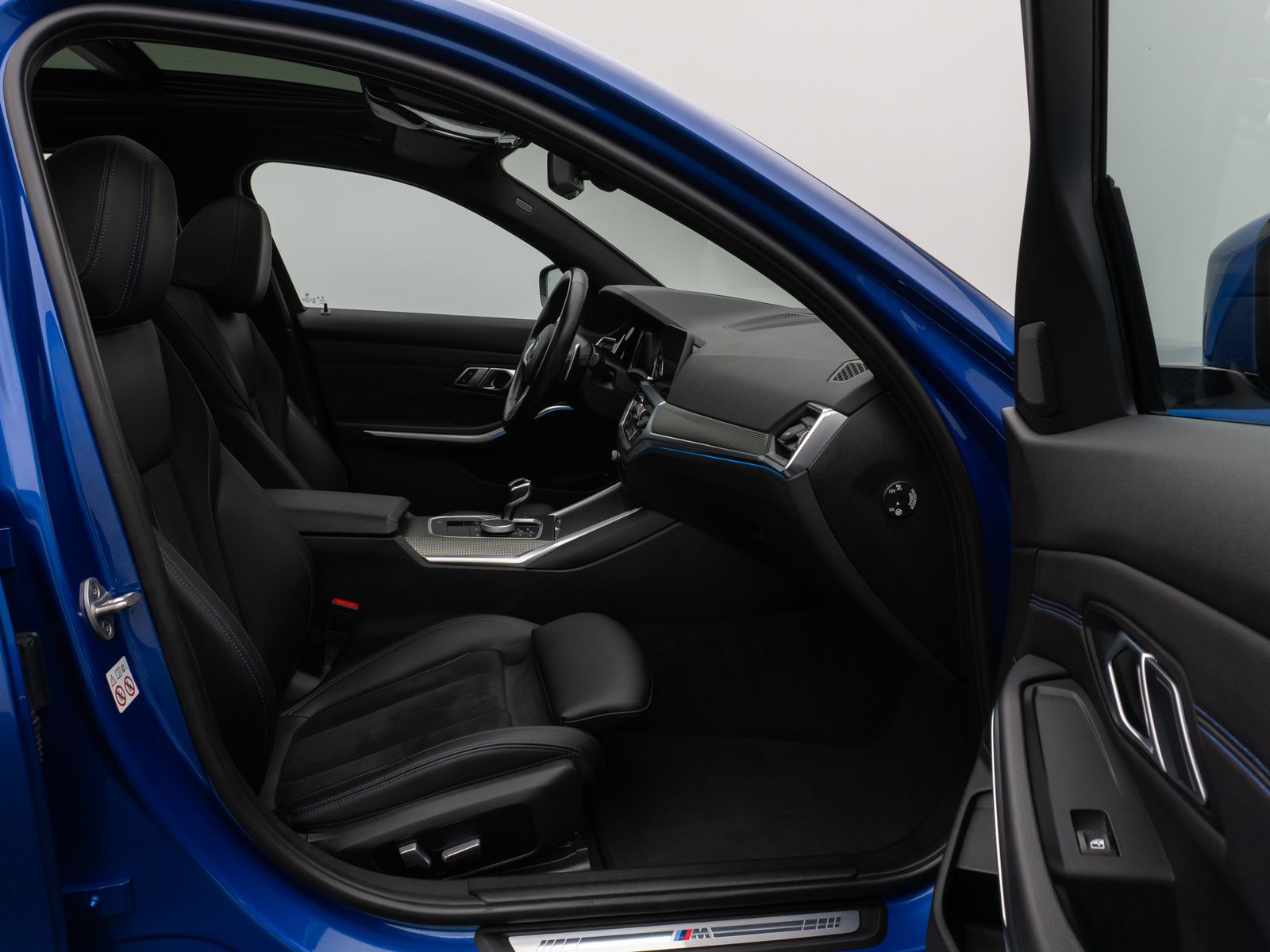 Fahrzeugabbildung BMW 330e  M Sport Panorama Laser Kamera HUD HiFi