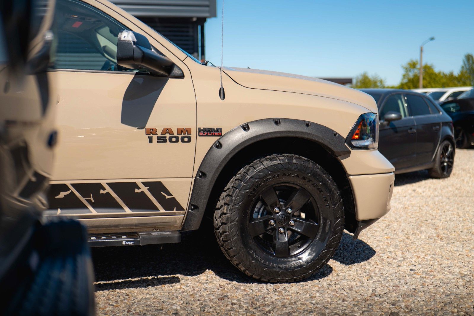 Fahrzeugabbildung Dodge RAM 5.7 V8 HEMI 4x4 Offroad Night LONGBED *LPG*