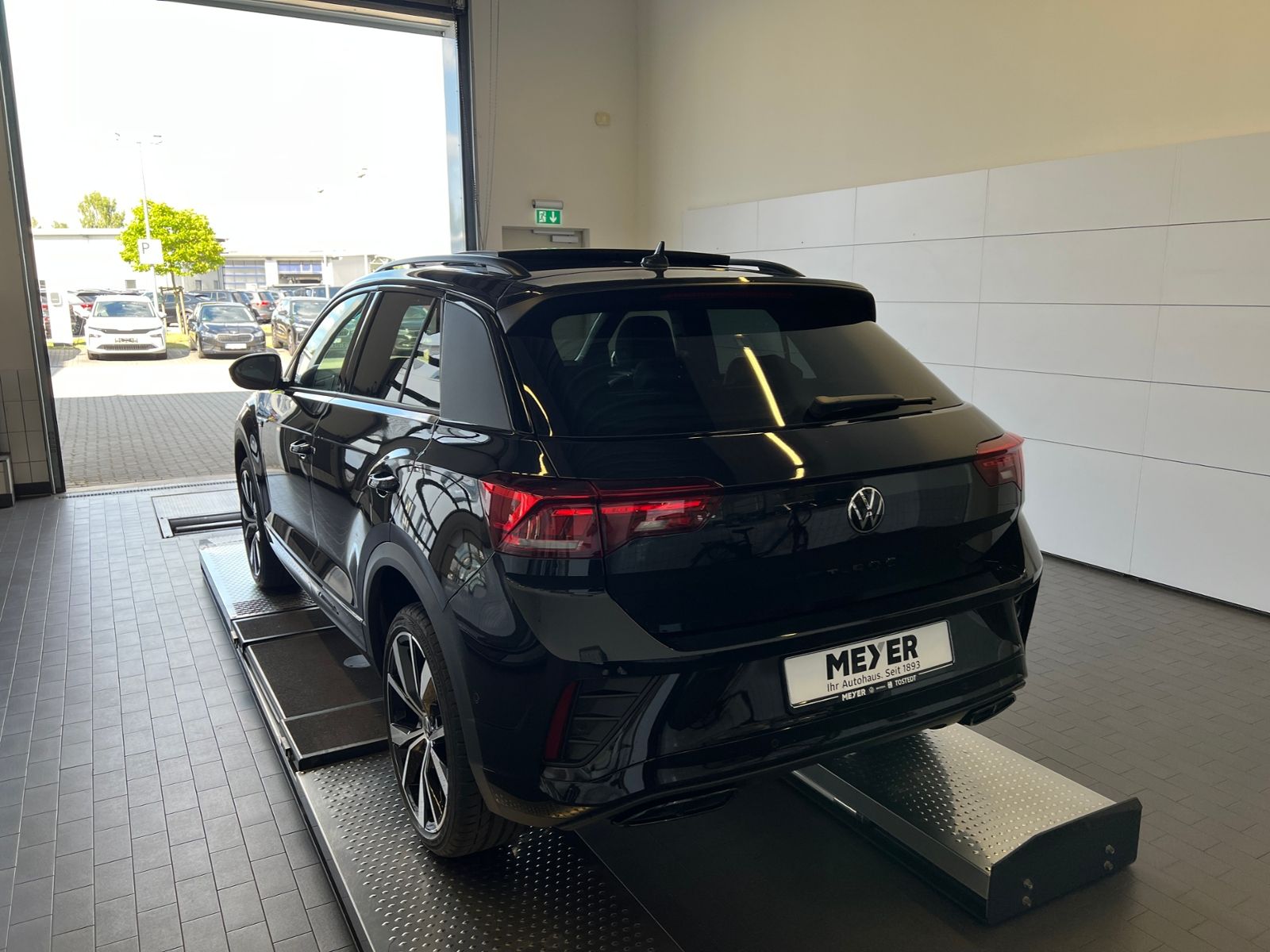 Fahrzeugabbildung Volkswagen T-Roc R-Line 1.5 TSI DSG *AHK, Pano, Black Style