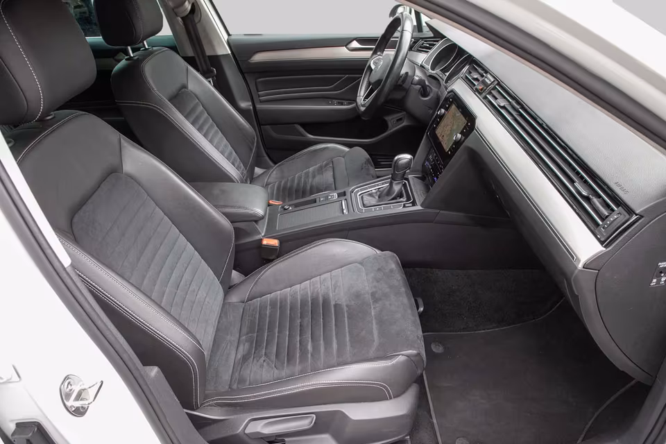Volkswagen Passat 2.0 Elegance Variant AHK RfKam Navi Klima