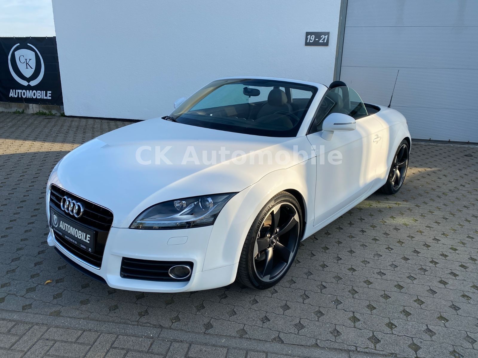 Fahrzeugabbildung Audi TT 1.8 TFSI Roadster S-Line/Navi/Bi-Xenon/PDC