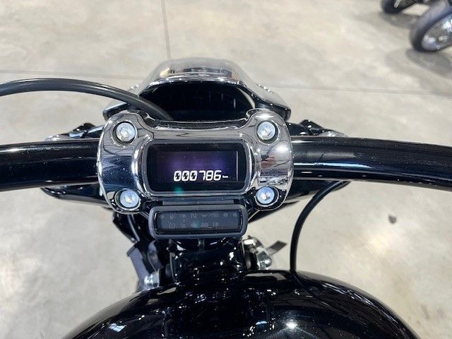 Fahrzeugabbildung Harley-Davidson Breakout Tunderbike Umbau Chrome Head YouTube