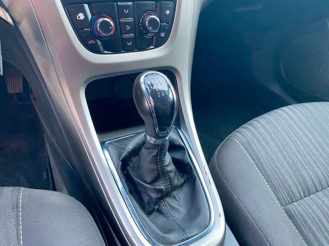 Opel Astra 2010 — photo 13