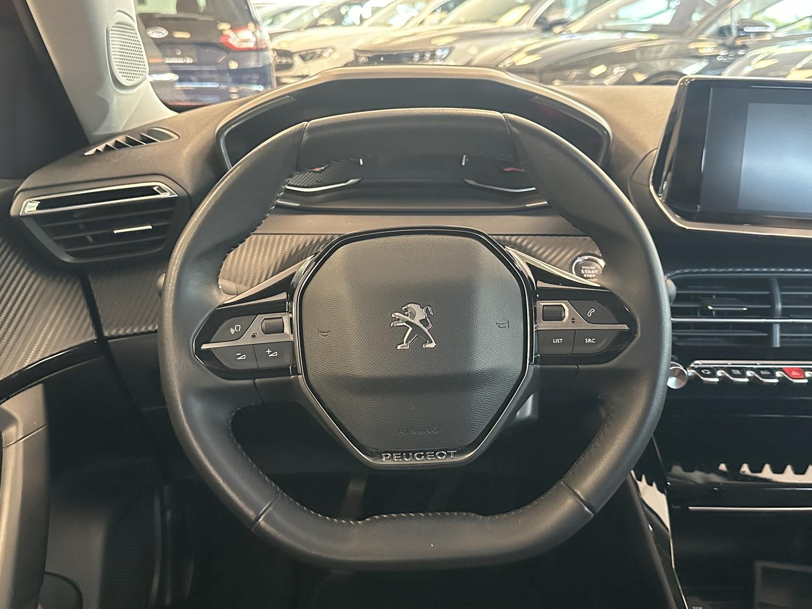Peugeot 2008 Allure*LED*Tempo*1.Hand*Leder*CarPlay*PDC