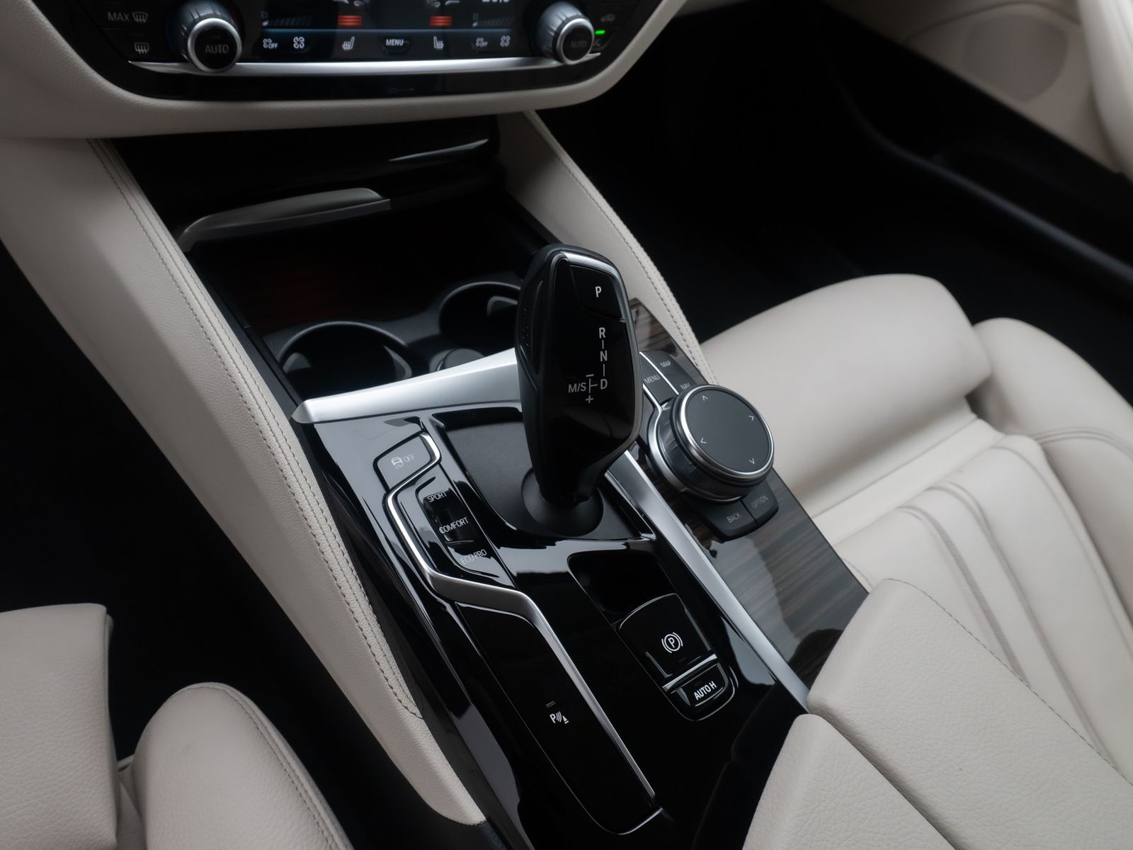 Fahrzeugabbildung BMW 520d Luxury Line Kamera DAB HiFi WLAN Alarm 19"