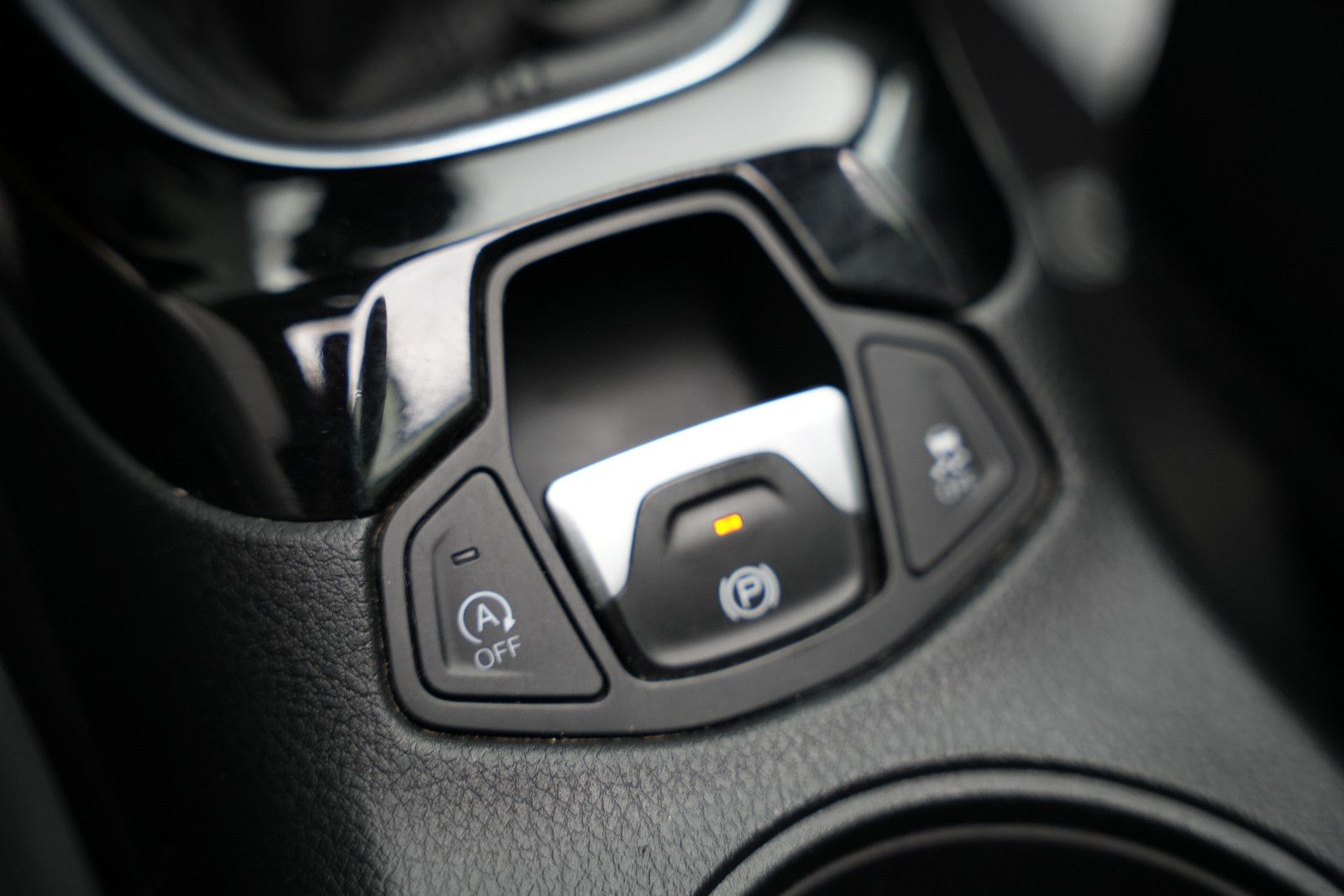 Fahrzeugabbildung Jeep Compass Limited 4WD /PANO/SHZ/L-HEIZ/PDC